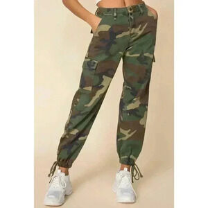 NWT Superdown Kayla Camo Jogger Cargo Pants - size 31